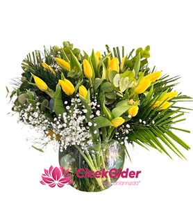 sarı lale aranjmanı, mersin çiçek siparişi, cam vazoda lale